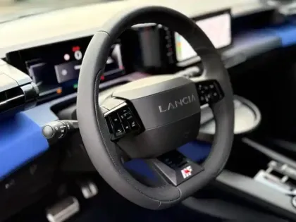 Photo 10 Lancia Ypsilon  1.2 Ibrida 110ch HF Line eDCT6