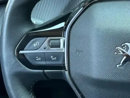 Photo 10 Peugeot 2008  e- 136ch Allure