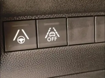 Photo 11 Peugeot 2008  e- 136ch GT Pack