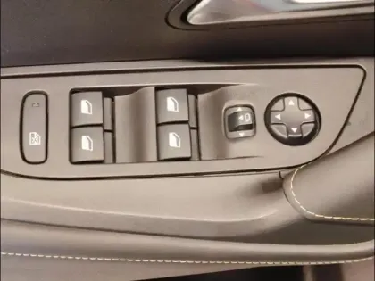 Photo 10 Peugeot 2008  e- 136ch GT Pack