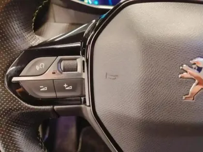 Photo 13 Peugeot 2008  e- 136ch GT Pack