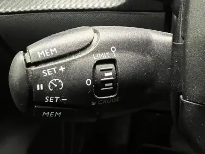 Photo 11 Peugeot 208  e- 136ch Style