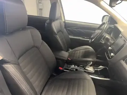 Photo 8 Mitsubishi Outlander  2.4l PHEV Twin Motor 4WD