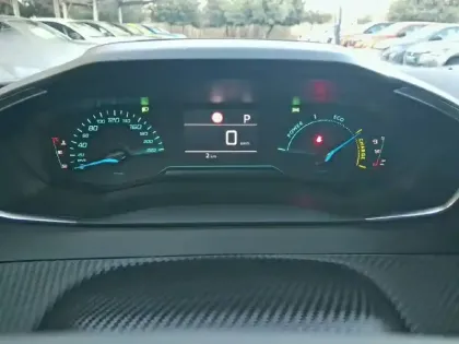 Photo 7 Peugeot 2008  Hybrid 145 e-DCS6