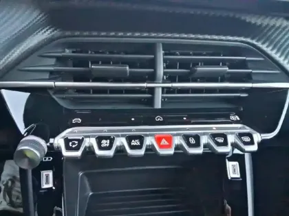 Photo 15 Peugeot 2008  Hybrid 145 e-DCS6