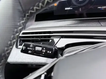 Photo 31 Peugeot 3008  Hybrid 145 e-DCS6