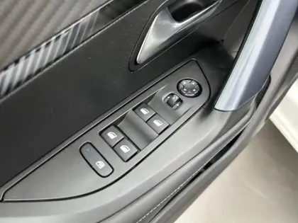 Photo 17 Peugeot 2008  PureTech 130 S&S BVM6