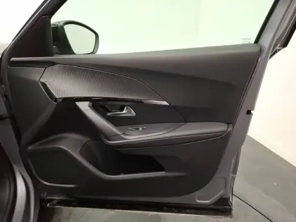 Photo 37 Peugeot 2008  Hybrid 136 e-DCS6