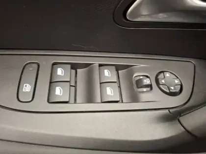 Photo 34 Peugeot 2008  Hybrid 136 e-DCS6