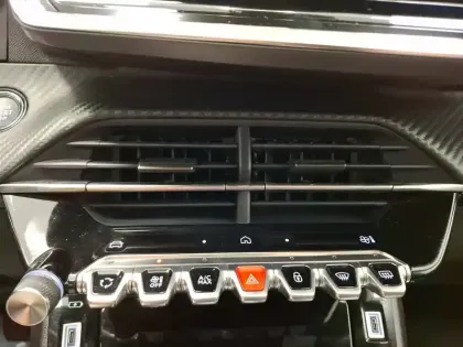 Photo 23 Peugeot 2008  Hybrid 136 e-DCS6