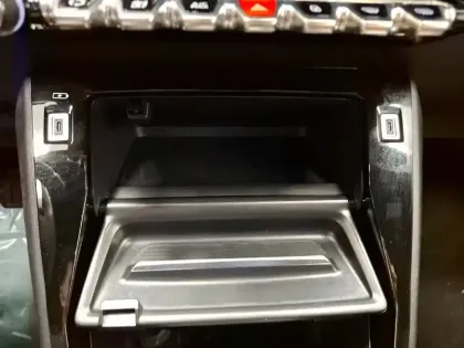 Photo 24 Peugeot 2008  Hybrid 136 e-DCS6