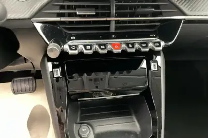 Photo 16 Peugeot 208  Hybrid 100 e-DCS6