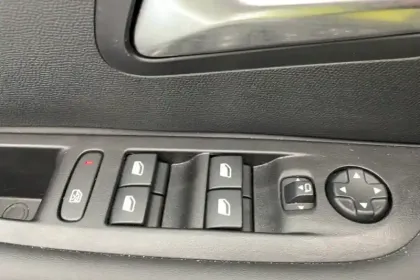 Photo 17 Peugeot 208  Hybrid 100 e-DCS6