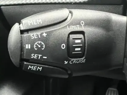 Photo 8 Peugeot 208  1.5 BlueHDi 100ch S&S Active