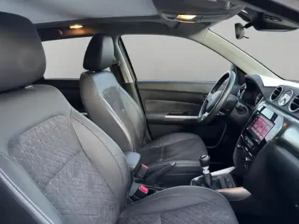 Photo 12 Suzuki Vitara  1.4 Boosterjet Hybrid 129ch Style