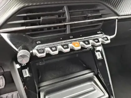 Photo 12 Peugeot 2008  1.2 Hybrid 136ch Allure e-DCS6