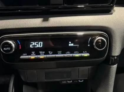 Photo 11 Toyota Yaris  116h Design 5p MC24