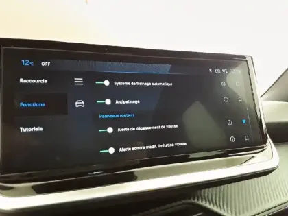 Photo 94 Peugeot 2008  Hybrid 145 e-DCS6