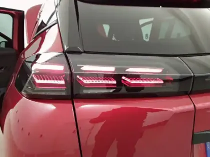 Photo 90 Peugeot 2008  Hybrid 145 e-DCS6