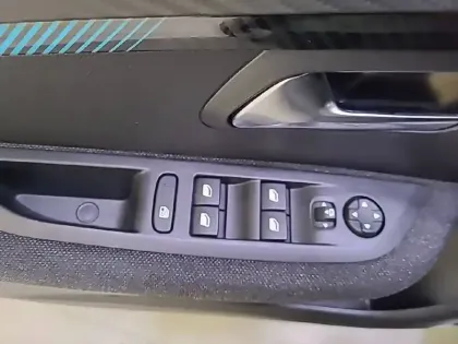 Photo 29 Peugeot 208  PureTech 75 S&S BVM5