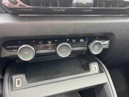 Photo 20 Citroën C4  Hybride 136 e-DCS6