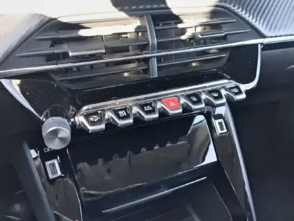 Photo 22 Peugeot 2008  BlueHDi 100 S&S BVM6