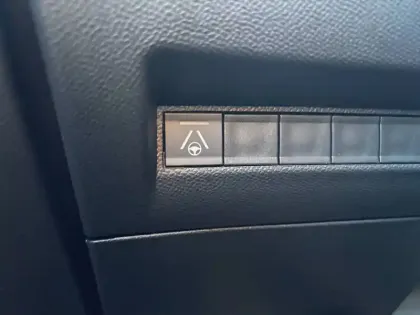 Photo 21 Peugeot 2008  Hybrid 145 e-DCS6