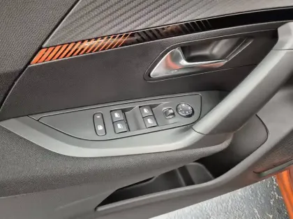 Photo 43 Peugeot 2008  PureTech 100 S&S BVM6