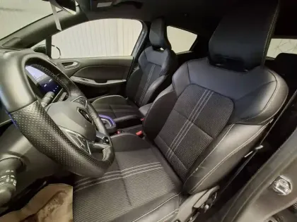 Photo 16 Renault Clio  E-Tech full hybrid 145