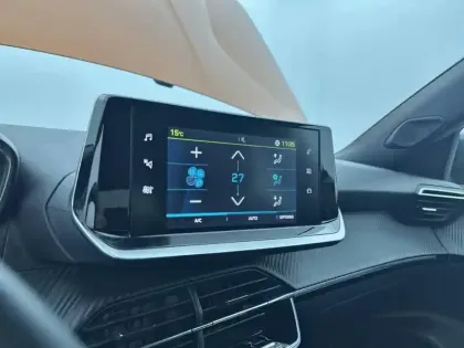 Photo 21 Peugeot 2008  Electrique 136 ch