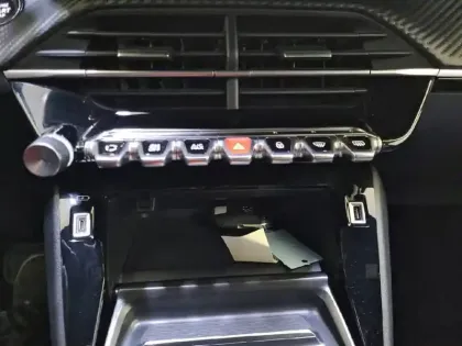 Photo 23 Peugeot 2008  PureTech 130 S&S EAT8