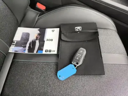 Photo 14 Peugeot 308  Hybrid 145 e-DCS6 Allure