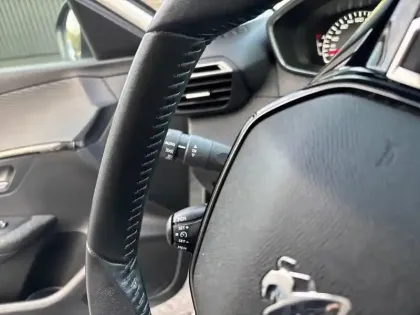 Photo 16 Peugeot 208  BlueHDi 100 S&S BVM6 Style