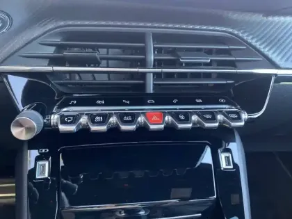 Photo 63 Peugeot 208 II 136 Electrique GT