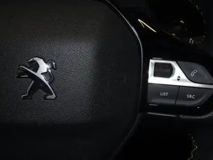 Photo 12 Peugeot 2008  e- 136ch GT