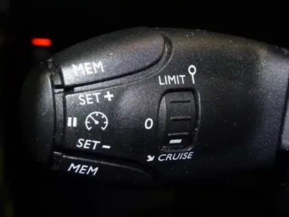 Photo 13 Peugeot 2008  e- 136ch GT