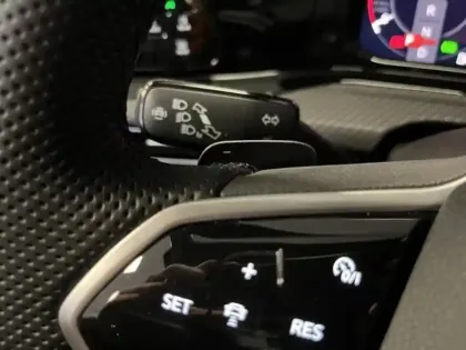 Photo 13 Volkswagen Golf  1.5 eTSI OPF 150ch R-Line DSG7