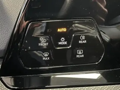 Photo 11 Volkswagen Golf  1.5 eTSI OPF 150ch R-Line DSG7