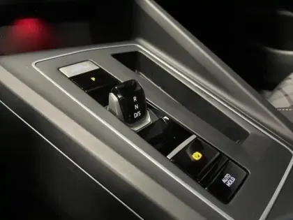 Photo 14 Volkswagen Golf  1.5 eTSI OPF 150ch R-Line DSG7