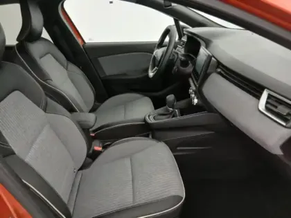 Photo 13 Renault Clio  1.6 E-Tech 145ch full hybrid Techno - 24