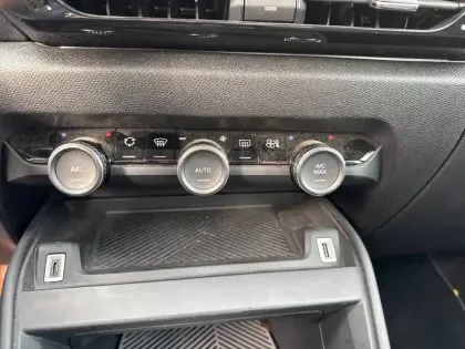 Photo 23 Citroën C4 e- 136 ch Automatique