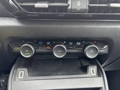 Photo 14 Citroën C4 e- 136 ch Automatique