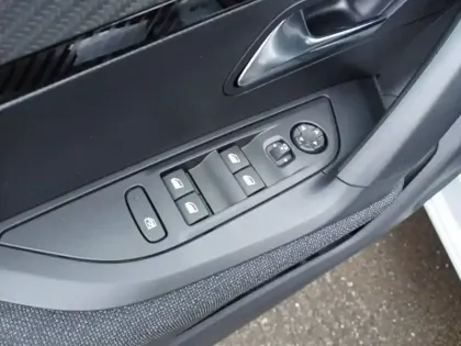 Photo 18 Peugeot 2008  Hybrid 145 e-DCS6