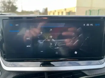 Photo 14 Peugeot 2008  Hybrid 136 e-DCS6