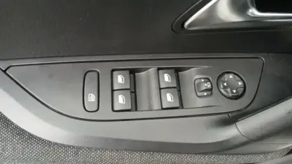 Photo 32 Peugeot 2008  PureTech 100 S&S BVM6