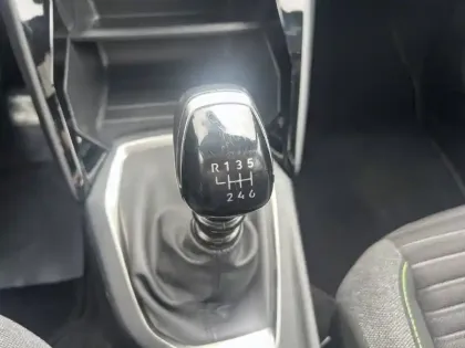 Photo 38 Peugeot 2008  PureTech 100 S&S BVM6