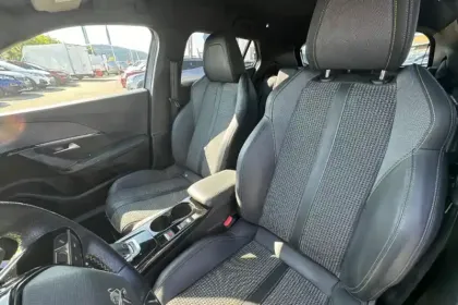 Photo 16 Peugeot 2008  PureTech 130 S&S EAT8