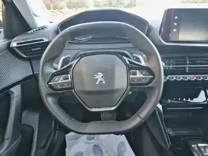 Photo 8 Peugeot 2008  PureTech 130 S&S EAT8