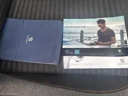 Photo 15 Peugeot 208  BlueHDi 100 S&S BVM6 Active