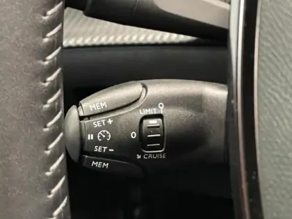 Photo 10 Peugeot 208  e- 136ch Allure